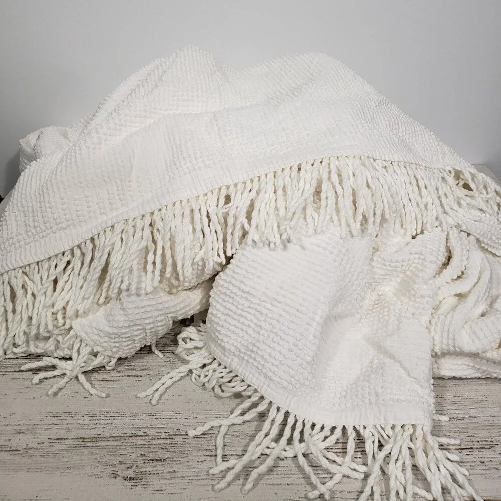 Vintage Bates  White Hobnail Chenille Bedspread with Fringe  88 X 108 queen/king
